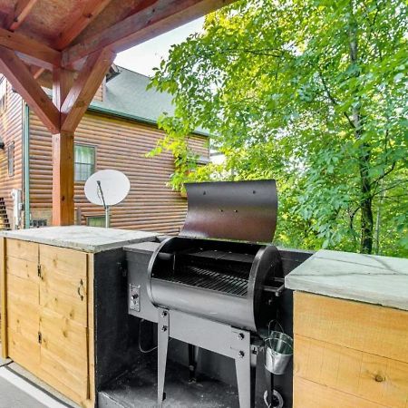 Fabulous Pet-Friendly, Family Cabin With Outdoor Kitchen, Hot Tub, Sauna, Fireplace, Theater Room, Arcade, Pool Table, And Fire Pit Within Minuties Of Dollywood Sevierville Exterior photo
