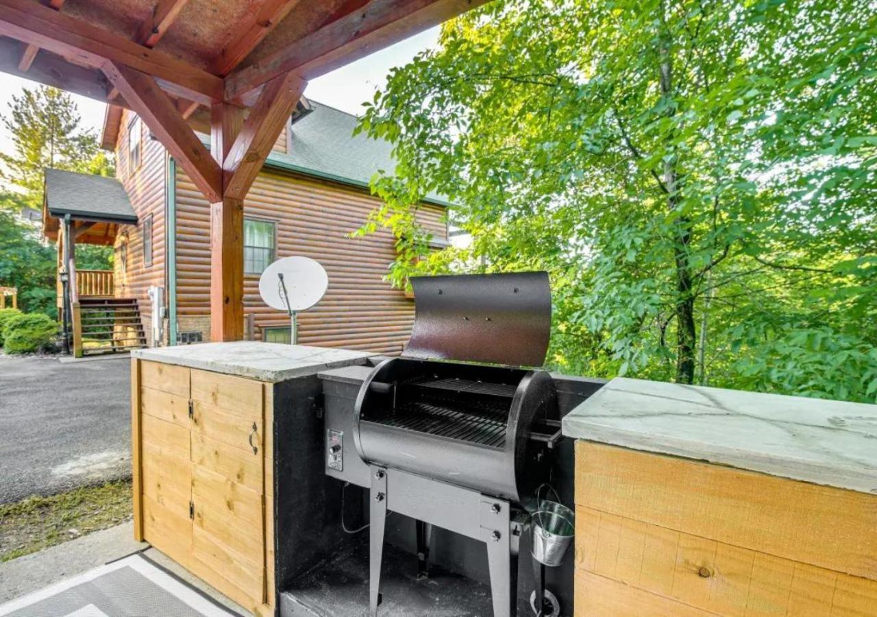 Fabulous Pet-Friendly, Family Cabin With Outdoor Kitchen, Hot Tub, Sauna, Fireplace, Theater Room, Arcade, Pool Table, And Fire Pit Within Minuties Of Dollywood Sevierville Exterior photo