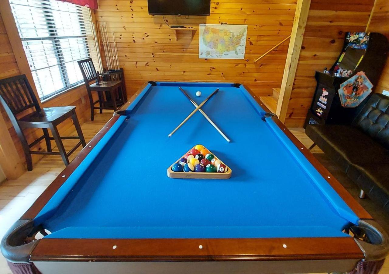 Fabulous Pet-Friendly, Family Cabin With Outdoor Kitchen, Hot Tub, Sauna, Fireplace, Theater Room, Arcade, Pool Table, And Fire Pit Within Minuties Of Dollywood Sevierville Exterior photo