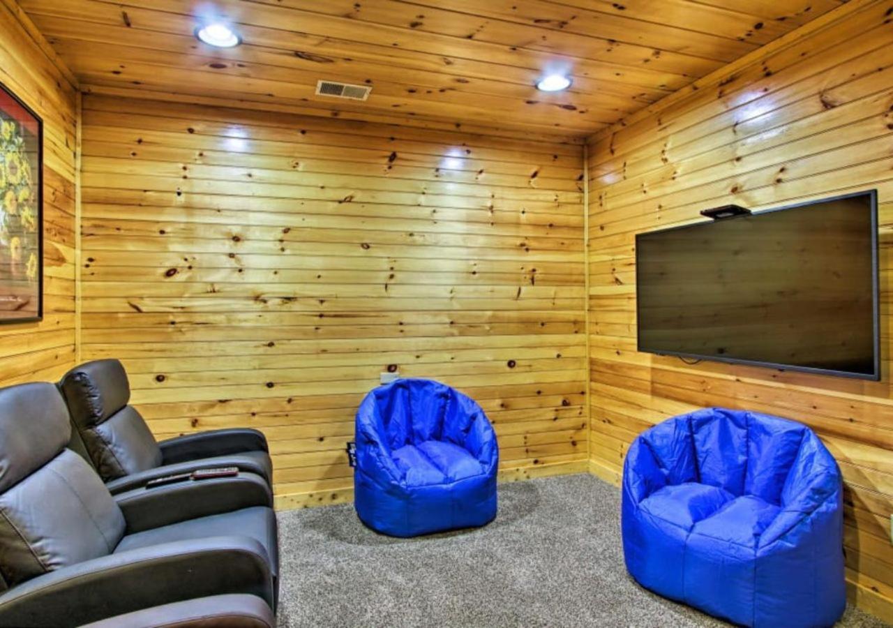 Fabulous Pet-Friendly, Family Cabin With Outdoor Kitchen, Hot Tub, Sauna, Fireplace, Theater Room, Arcade, Pool Table, And Fire Pit Within Minuties Of Dollywood Sevierville Exterior photo