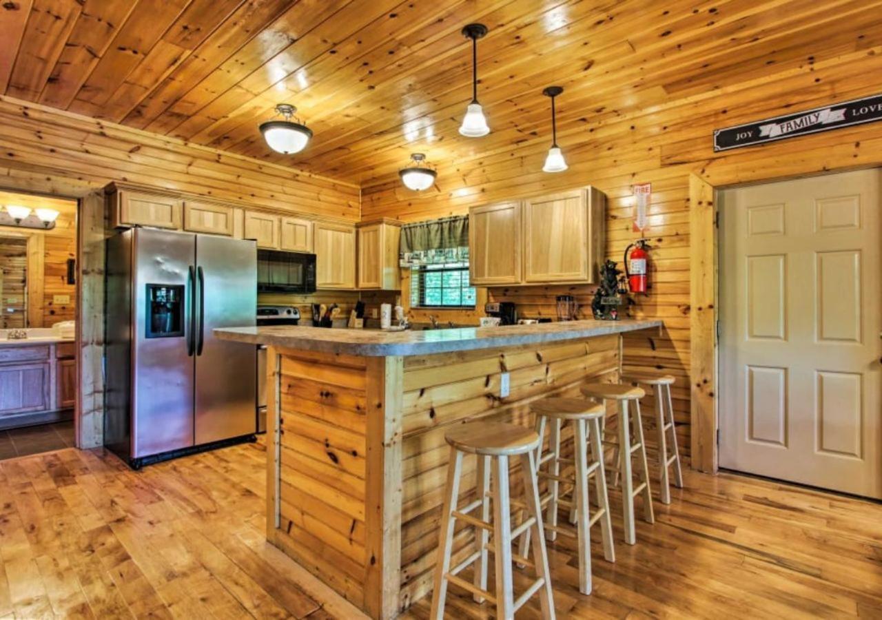 Fabulous Pet-Friendly, Family Cabin With Outdoor Kitchen, Hot Tub, Sauna, Fireplace, Theater Room, Arcade, Pool Table, And Fire Pit Within Minuties Of Dollywood Sevierville Exterior photo