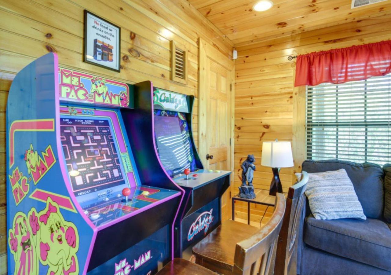 Fabulous Pet-Friendly, Family Cabin With Outdoor Kitchen, Hot Tub, Sauna, Fireplace, Theater Room, Arcade, Pool Table, And Fire Pit Within Minuties Of Dollywood Sevierville Exterior photo