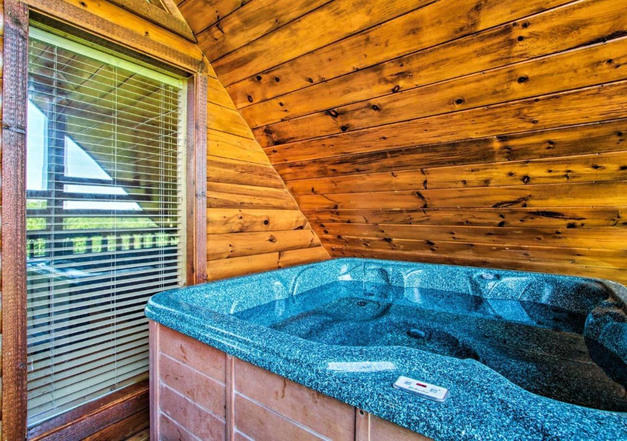 Fabulous Pet-Friendly, Family Cabin With Outdoor Kitchen, Hot Tub, Sauna, Fireplace, Theater Room, Arcade, Pool Table, And Fire Pit Within Minuties Of Dollywood Sevierville Exterior photo