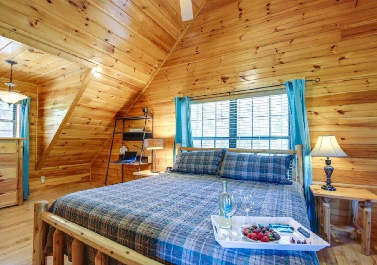 Fabulous Pet-Friendly, Family Cabin With Outdoor Kitchen, Hot Tub, Sauna, Fireplace, Theater Room, Arcade, Pool Table, And Fire Pit Within Minuties Of Dollywood Sevierville Exterior photo