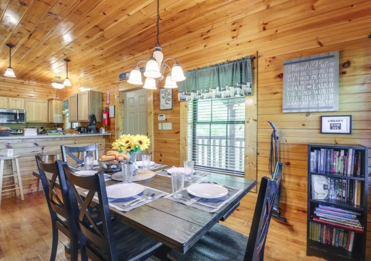 Fabulous Pet-Friendly, Family Cabin With Outdoor Kitchen, Hot Tub, Sauna, Fireplace, Theater Room, Arcade, Pool Table, And Fire Pit Within Minuties Of Dollywood Sevierville Exterior photo