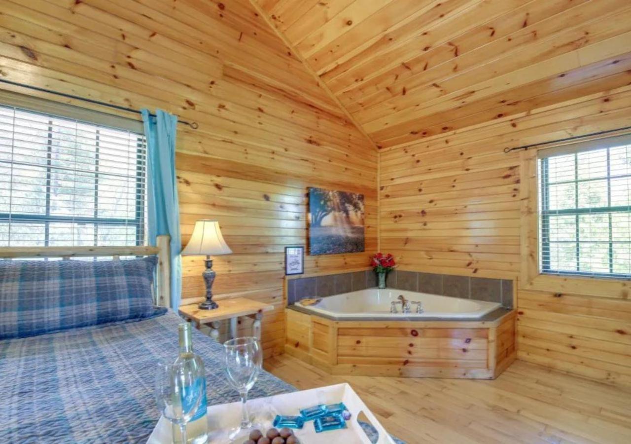 Fabulous Pet-Friendly, Family Cabin With Outdoor Kitchen, Hot Tub, Sauna, Fireplace, Theater Room, Arcade, Pool Table, And Fire Pit Within Minuties Of Dollywood Sevierville Exterior photo