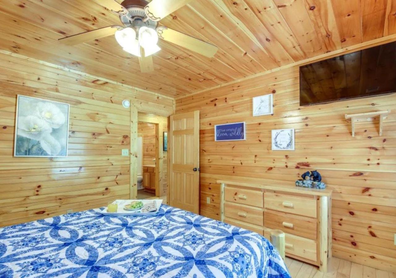 Fabulous Pet-Friendly, Family Cabin With Outdoor Kitchen, Hot Tub, Sauna, Fireplace, Theater Room, Arcade, Pool Table, And Fire Pit Within Minuties Of Dollywood Sevierville Exterior photo