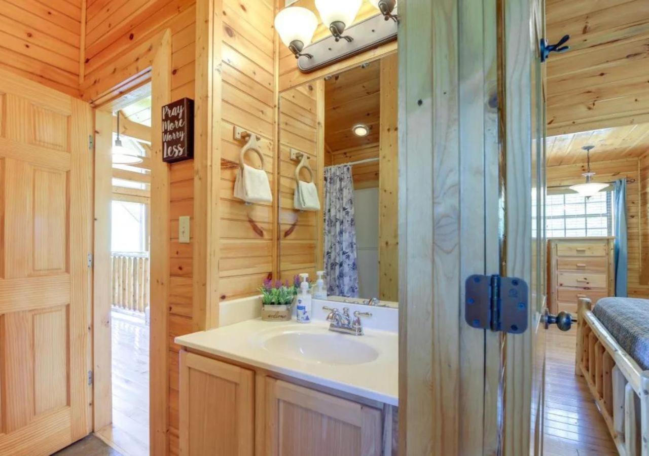 Fabulous Pet-Friendly, Family Cabin With Outdoor Kitchen, Hot Tub, Sauna, Fireplace, Theater Room, Arcade, Pool Table, And Fire Pit Within Minuties Of Dollywood Sevierville Exterior photo