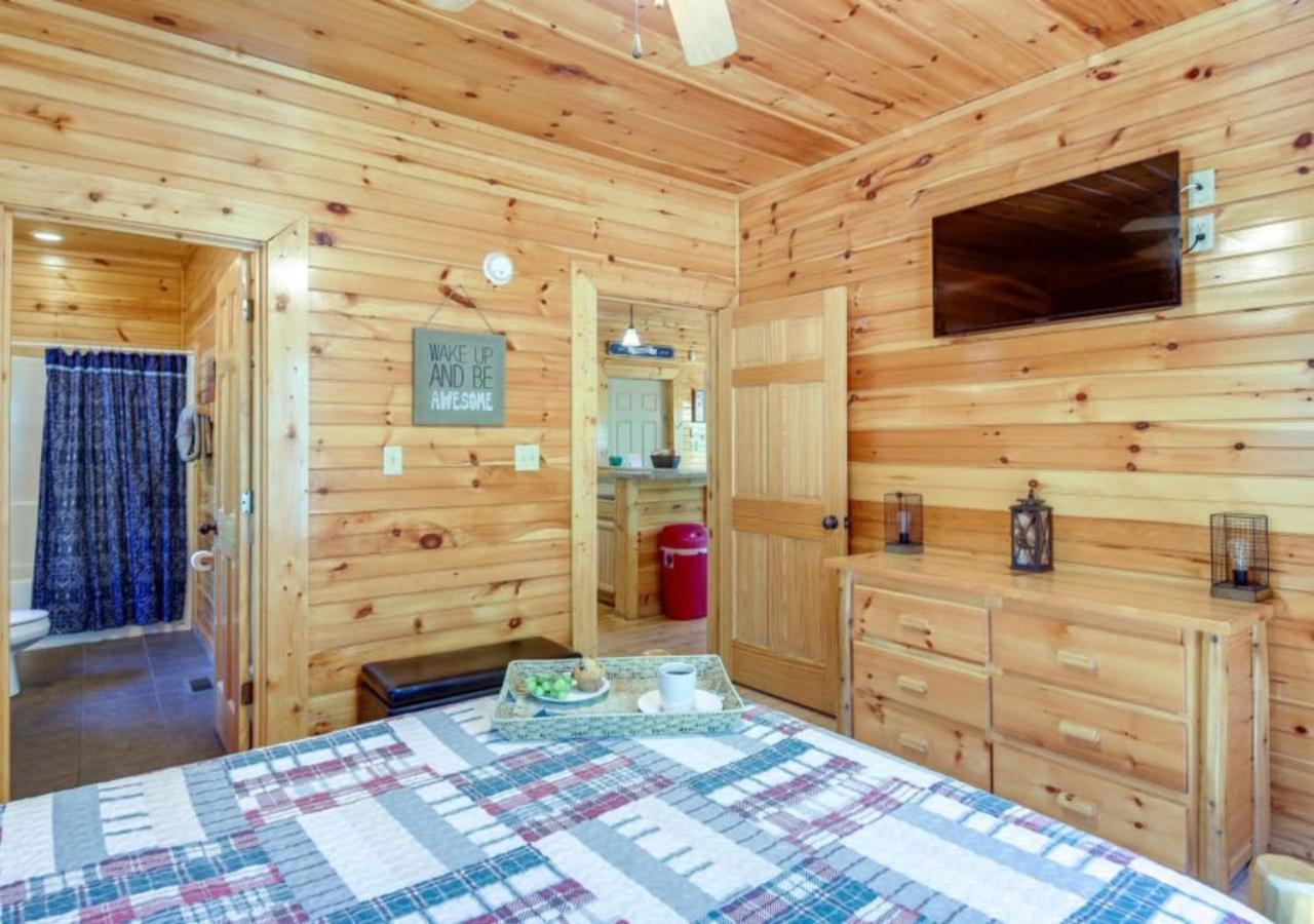 Fabulous Pet-Friendly, Family Cabin With Outdoor Kitchen, Hot Tub, Sauna, Fireplace, Theater Room, Arcade, Pool Table, And Fire Pit Within Minuties Of Dollywood Sevierville Exterior photo