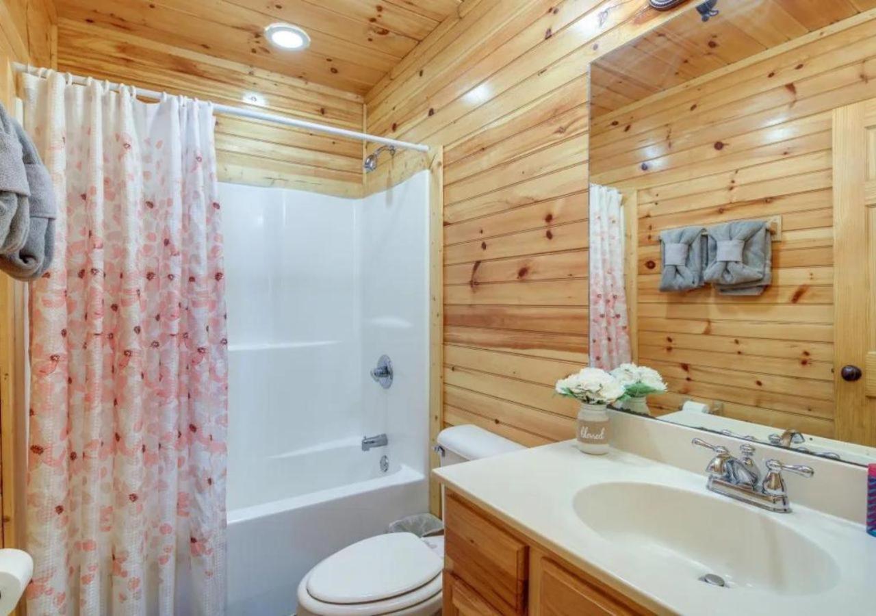 Fabulous Pet-Friendly, Family Cabin With Outdoor Kitchen, Hot Tub, Sauna, Fireplace, Theater Room, Arcade, Pool Table, And Fire Pit Within Minuties Of Dollywood Sevierville Exterior photo