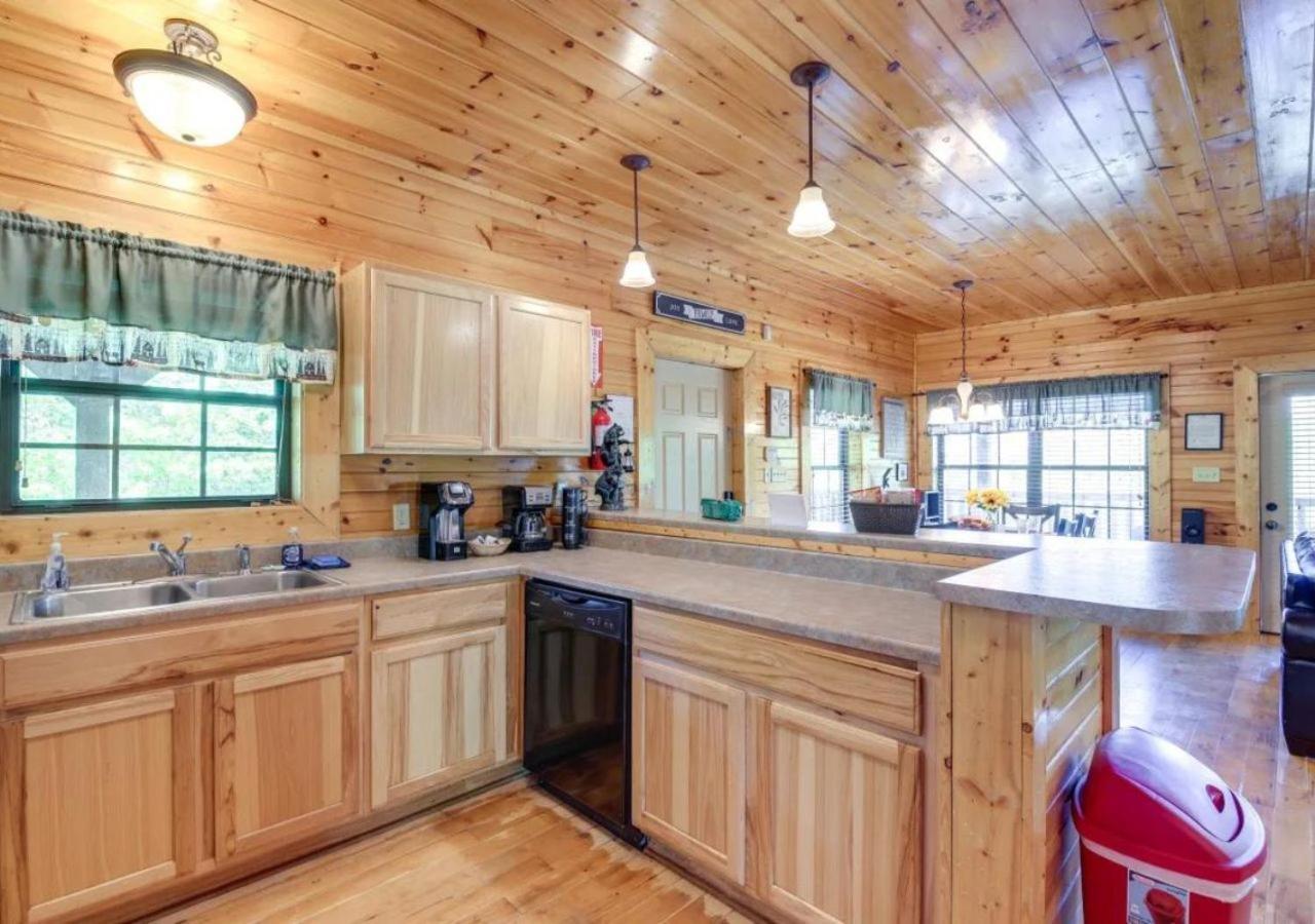 Fabulous Pet-Friendly, Family Cabin With Outdoor Kitchen, Hot Tub, Sauna, Fireplace, Theater Room, Arcade, Pool Table, And Fire Pit Within Minuties Of Dollywood Sevierville Exterior photo