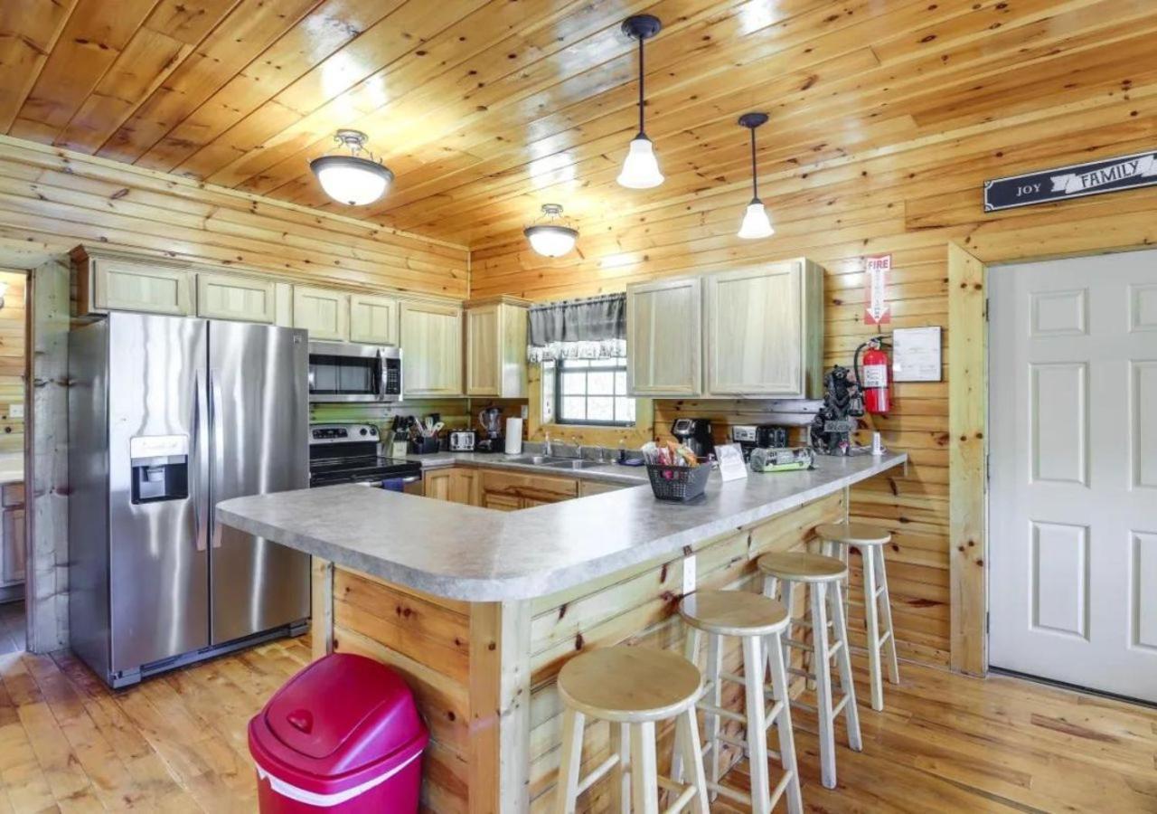 Fabulous Pet-Friendly, Family Cabin With Outdoor Kitchen, Hot Tub, Sauna, Fireplace, Theater Room, Arcade, Pool Table, And Fire Pit Within Minuties Of Dollywood Sevierville Exterior photo