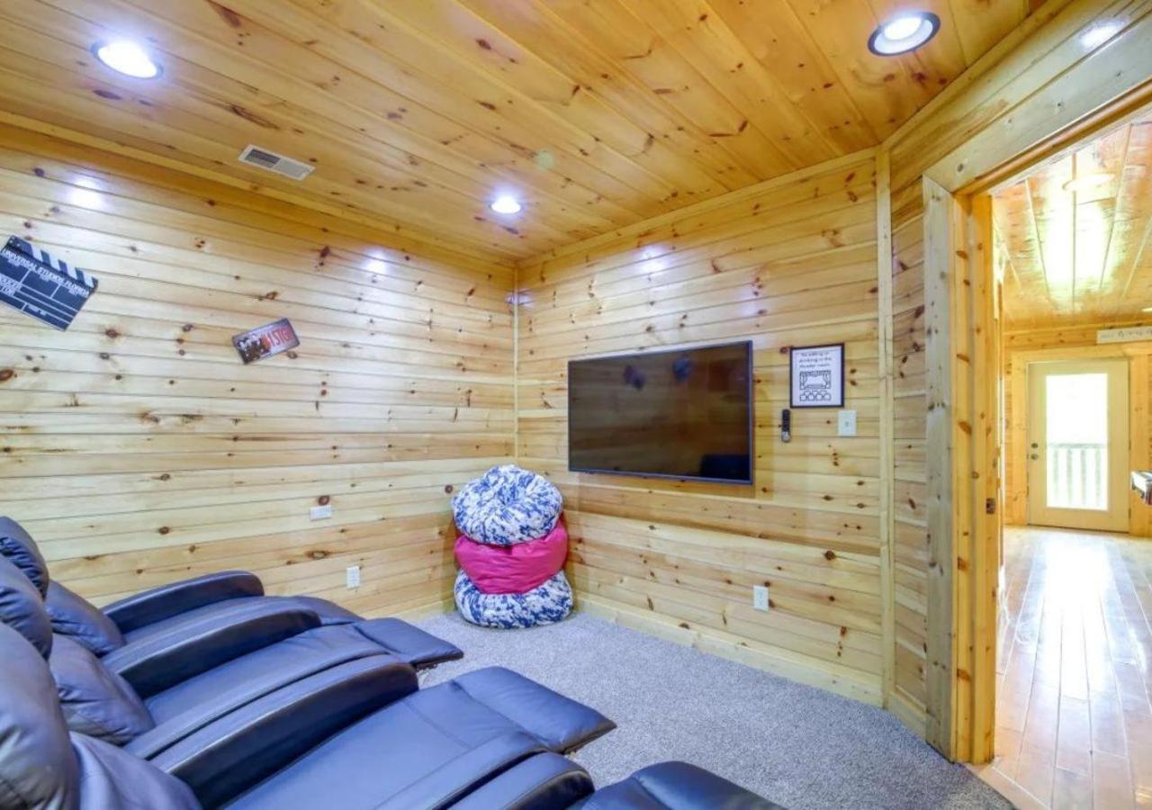Fabulous Pet-Friendly, Family Cabin With Outdoor Kitchen, Hot Tub, Sauna, Fireplace, Theater Room, Arcade, Pool Table, And Fire Pit Within Minuties Of Dollywood Sevierville Exterior photo